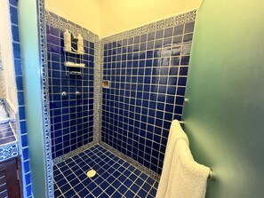 Shower, hair dryer, towels, shampoo