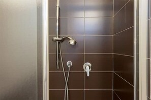 Dusj, hårføner, bidé og håndklær