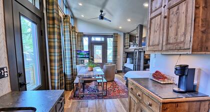 Stone House Aerie-Open for Bookings! Walk downtown, Hot Tub