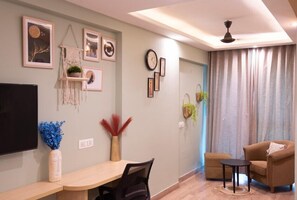 Deluxe Double Room, City View | Meja, ruang kerja komputer riba, kalis bunyi, Wi-fi percuma