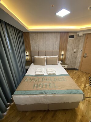 Deluxe Room, Sea View | Premium bedding, down comforters, memory foam beds, free minibar - Avcı Palace Hotel (Istanbul)