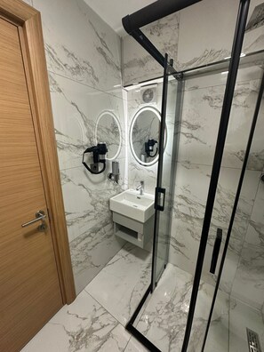 Elite Room | Bathroom | Shower, hydromassage showerhead, free toiletries, hair dryer - Avcı Palace Hotel (Istanbul)
