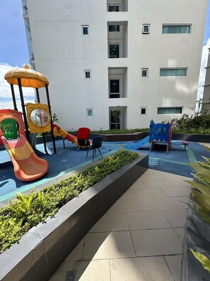 Área de juegos infantiles al aire libre