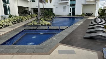 6 outdoor pools