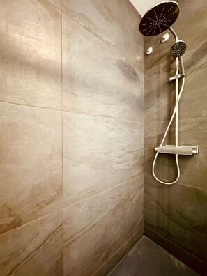 Douche, sèche-cheveux