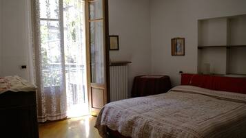 2 sovrum, skrivbord, strykjärn/strykbräda och resesäng