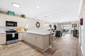 Frigorifero, microonde, forno, piano cottura