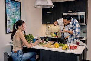Caja de seguridad en la habitación y tabla de planchar con plancha 