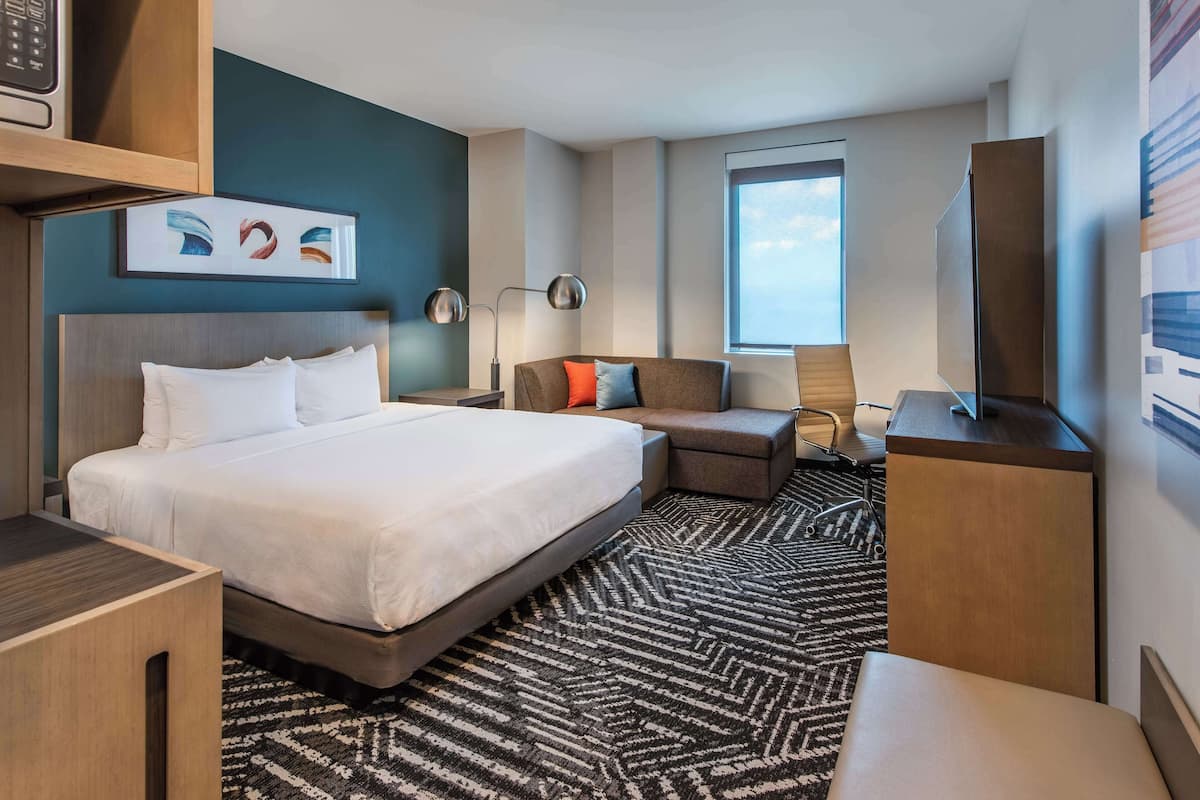 Kamer, 1 kingsize bed | Een kluis op de kamer, een strijkplank/strijkijzer, beddengoed