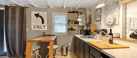 Kylskåp, mikrovågsugn, spishäll och kaffe- och tebryggare