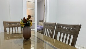 华丽公寓 | 起居区 | 43-英寸纯平电视(配备数码频道)、电视、DVD 播放器