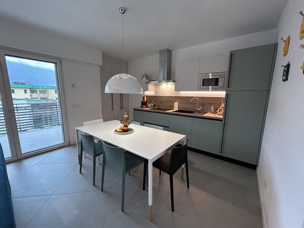 Fridge, microwave, stovetop, dishwasher