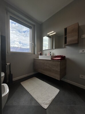 Dusche, Haartrockner, Bidet, Handtücher