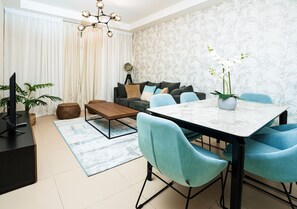 Comfort-Apartment | Wohnbereich | 55-Zoll-Smart-TV mit Kabelempfang