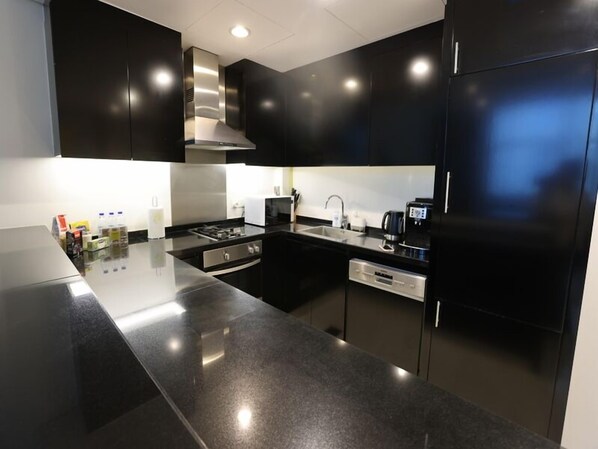 Refrigerador, microondas, horno, lavavajillas