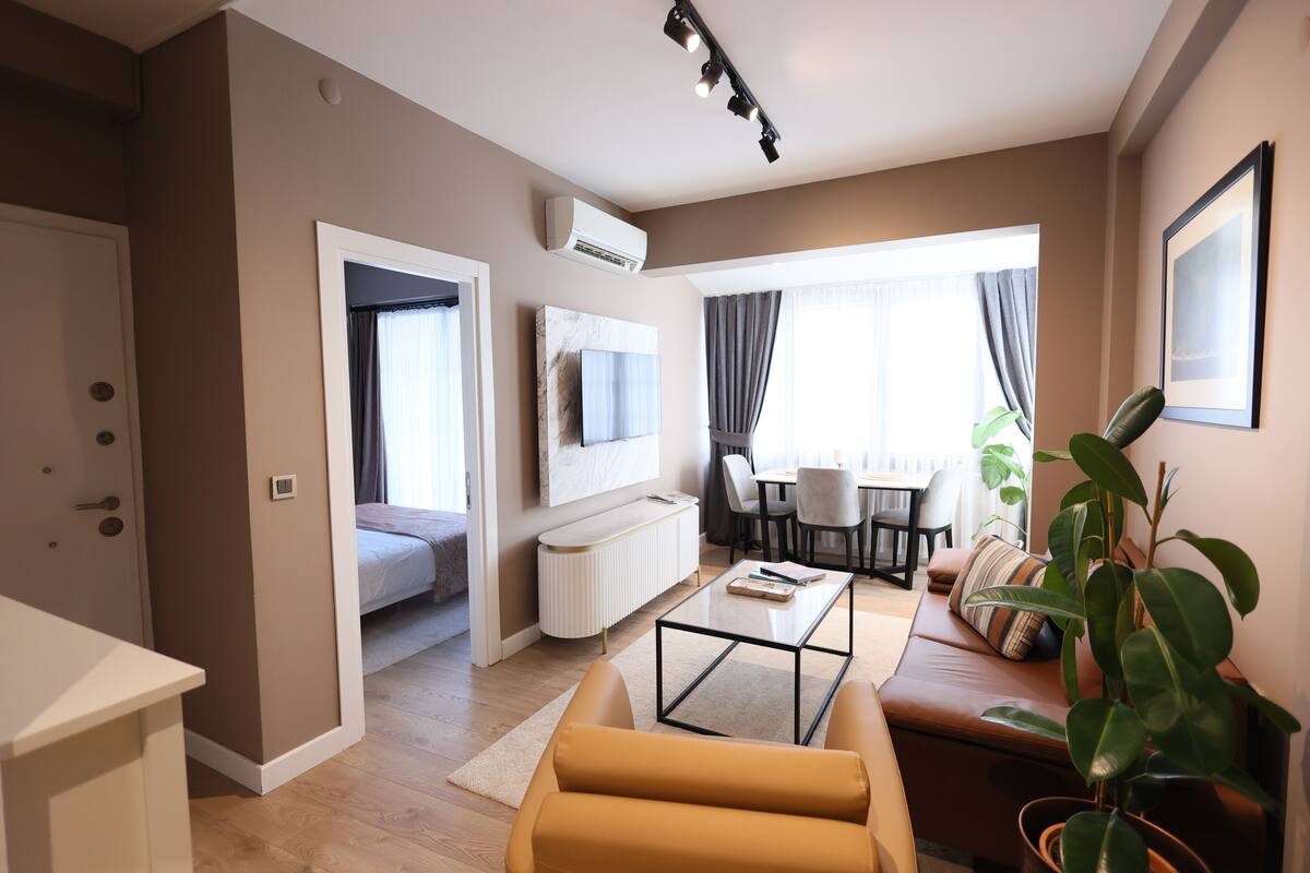 Deluxe-Apartment | Wohnzimmer | 42-Zoll-Smart-TV mit Satellitenempfang, Fußbodenheizung