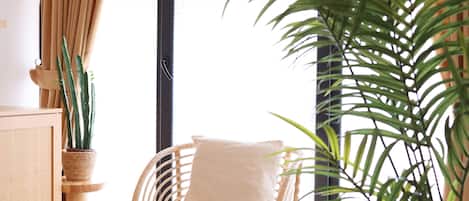 Comfort Studio Suite | Living area | 42-inch Smart TV with satellite channels, heated floors