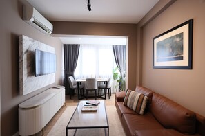 Leilighet – deluxe | Oppholdsrom | En 42-tommers smart-TV med Parabol-TV samt oppvarmet gulv