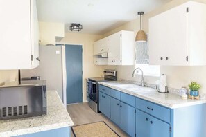 Køleskab, mikrobølgeovn, ovn, kogeplade