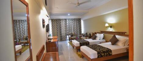 Deluxe Room | Living area