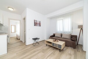 公寓, 1 间卧室 | 起居区 | 40-英寸纯平电视（配备有线频道）