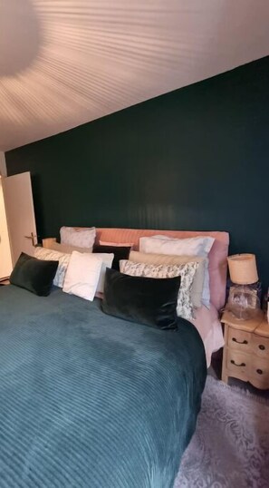 4 bedrooms, desk, iron/ironing board, travel crib