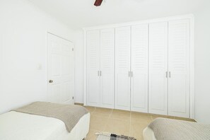 2 bedrooms, iron/ironing board, travel cot, free WiFi - Downtown Condo Steps from the beach and everything (Tamarindo)