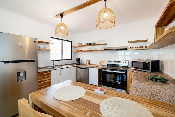 Frigorifero, microonde, forno, piano cottura
