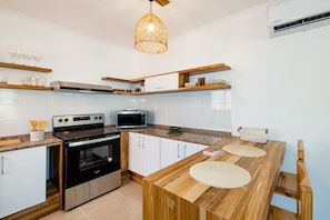 Frigorifero, microonde, forno, piano cottura