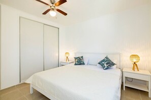 2 habitaciones, tabla de planchar con plancha y cuna de viaje 