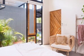 3 chambres, bureau, fer et planche à repasser, lit de bébé portatif