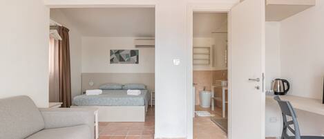 1 bedroom, premium bedding, desk, laptop workspace