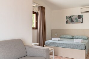 Premium bedding, desk, laptop workspace, blackout drapes - Q Resort (Sorso)