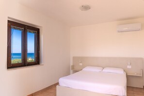 Premium bedding, desk, laptop workspace, blackout curtains - Q Resort (Sorso)