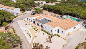 An aerial view of a resort with a swimming pool, surrounded by greenery and a clear view of the ocean. - Q Resort (Sorso)