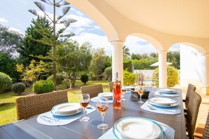 Outdoor dining - La Pausa - a peaceful haven close to Carvoeiro (Carvoeiro)