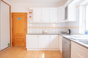 Kühlschrank, Mikrowelle, Ofen, Geschirrspüler