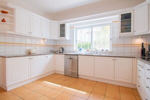 Frigorifero, microonde, forno, lavastoviglie