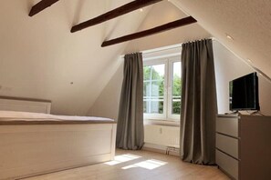 2 bedrooms, travel cot, free WiFi, bed sheets - Ferienhaus Muschel mit Garten an der Nordsee (Dornum)