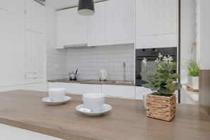 冷蔵庫、オーブン、コンロ、食器洗い機