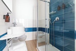 Habitación clásica | Baño | Regadera, amenidades de baño gratuitas, secadora de cabello, bidet 