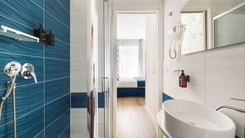 Classic Room | Bathroom | Shower, free toiletries, hair dryer, bidet