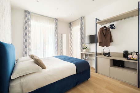 Escritorio, wifi gratis y ropa de cama
