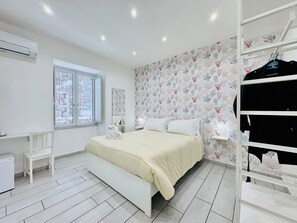 Room | Desk, free WiFi, bed sheets
