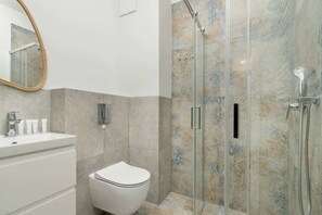 Shower, hair dryer, towels