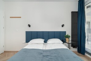 Tabla de planchar con plancha, wifi y ropa de cama