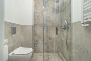 Ducha, secador de pelo, toallas