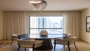 Standard Apartment | In-room dining - Modern 2BR Oasis with Breathtaking Views (Dubai)