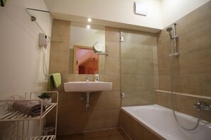 Apartamento, cocina | Baño | Secador de pelo, toallas y papel higiénico