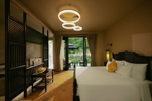 Hypo-allergenic bedding, free minibar, desk, laptop workspace - Jiva Hoa Lu Retreat (Hoa Lu)